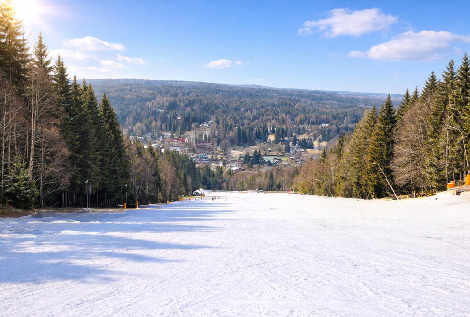 Jaro v Harrachově? Stále skvělý čas na hory, lyžování i velikonoční pohodu.