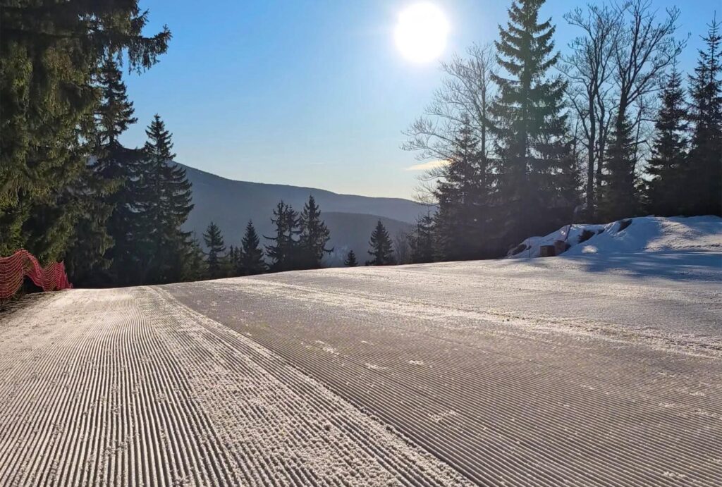 Harrachov právě teď? To je sport, hory, wellness a skvělá atmosféra v jednom.